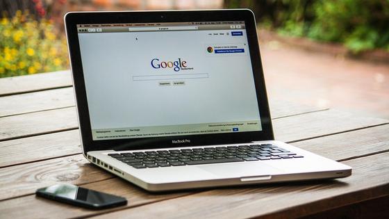 Ноутбук и телефон на столе Ноутбук и телефон на столе