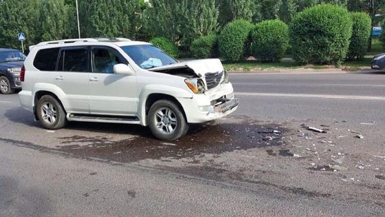 Машина, поврежденная в аварии в Алматы Машина, поврежденная в аварии в Алматы