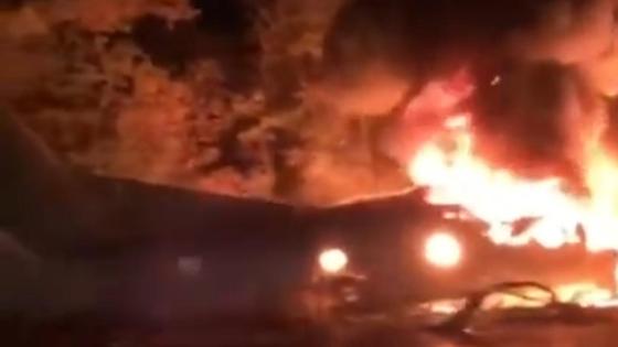 Обломки самолета горят Обломки самолета горят