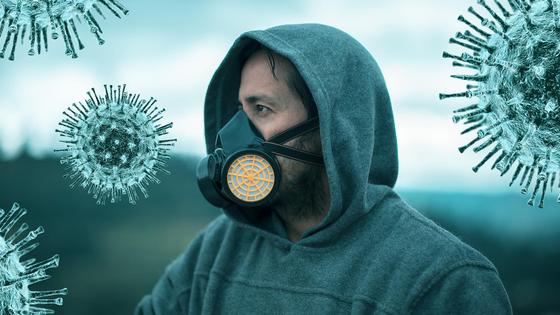 парень в маске стоит на улице парень в маске стоит на улице