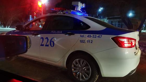 Полицейская машина на дороге Полицейская машина на дороге