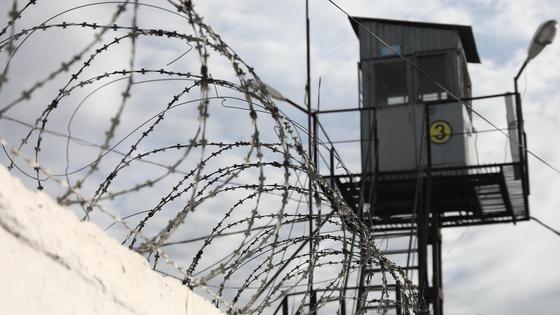смотровая вышка возле забора тюрьмы смотровая вышка возле забора тюрьмы