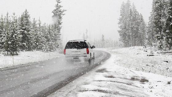 Автомобиль едет по дороге в метель Автомобиль едет по дороге в метель