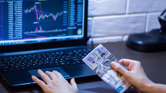 Трейдер инвестирует тенге на фондовой бирже Трейдер инвестирует тенге на фондовой бирже
