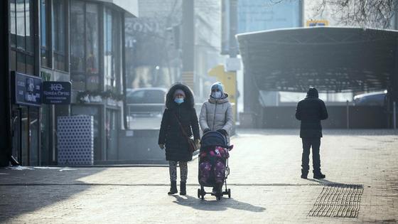 Люди ходят по улице Люди ходят по улице