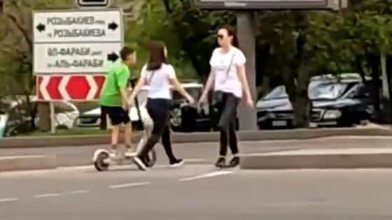 Девушки переходят дорогу Девушки переходят дорогу