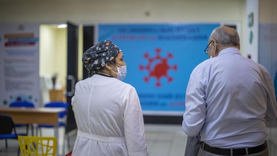 Мужчину провожают на вакцинацию Мужчину провожают на вакцинацию