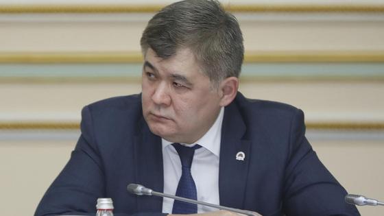 Елжан Биртанов сидит за столом Елжан Биртанов сидит за столом
