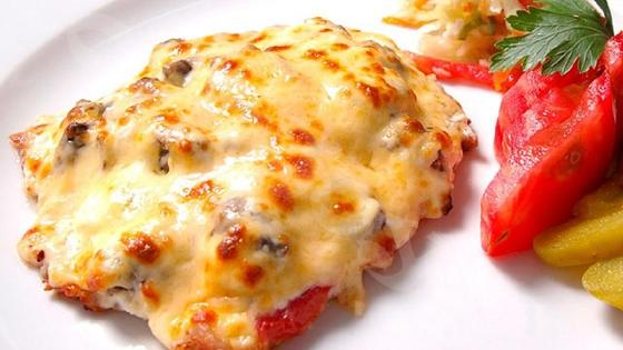 Куриная грудка на тарелке Куриная грудка на тарелке