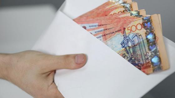 Мужчина держит в руках конверт с деньгами Мужчина держит в руках конверт с деньгами