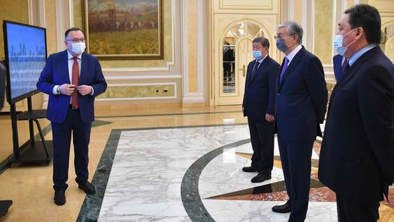 Касым-Жомарт Токаев, Аскар Мамин и Куанышбек Есекеев Касым-Жомарт Токаев, Аскар Мамин и Куанышбек Есекеев