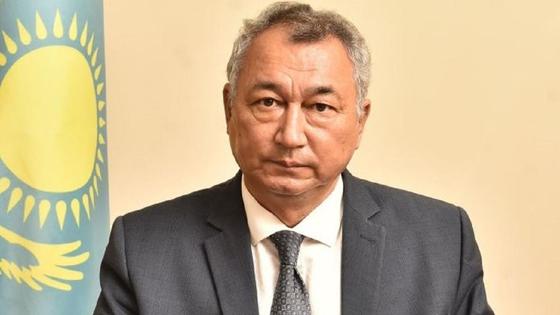 Самат Даньяров позирует перед каерой Самат Даньяров позирует перед каерой