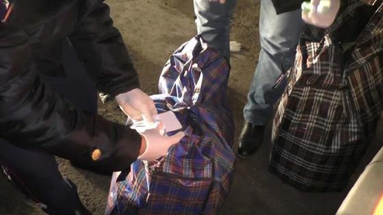 Полиция вскрывает сумки Полиция вскрывает сумки