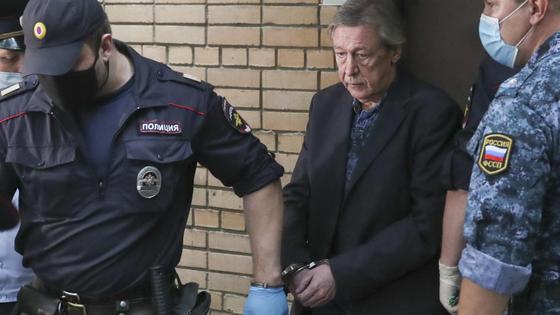 Михаил Ефремов в сопровождении охраны Михаил Ефремов в сопровождении охраны