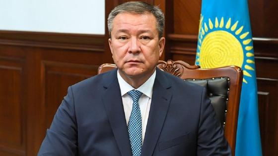 Куанышбек Искаков сидит за столом Куанышбек Искаков сидит за столом