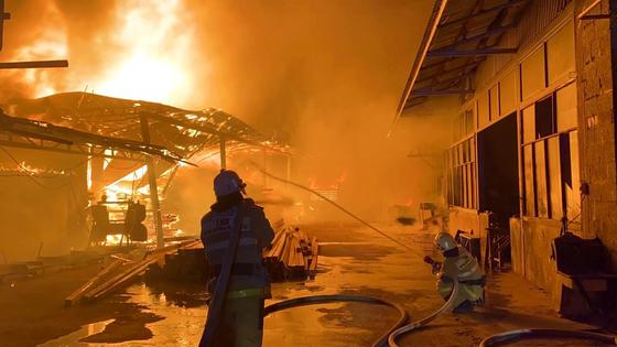 Пожарные трудятся на месте пожара Пожарные трудятся на месте пожара