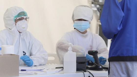 Работники лаборатории берут анализ на коронавирус Работники лаборатории берут анализ на коронавирус
