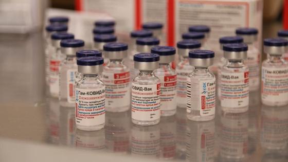 Ампулы с вакциной стоят на столе Ампулы с вакциной стоят на столе