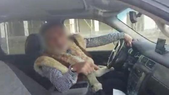 Мужчина сидит за рулем авто Мужчина сидит за рулем авто