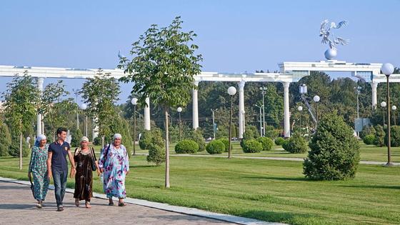 Люди прогуливаются по улицам Ташкента Люди прогуливаются по улицам Ташкента