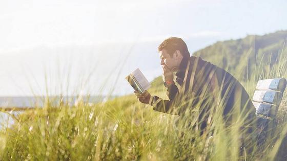 Мужчина читает книгу Мужчина читает книгу
