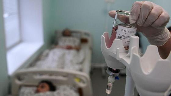 Пациенты получают внутривенную инъекцию Пациенты получают внутривенную инъекцию