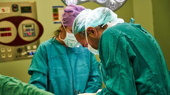 Врачи делают операцию Врачи делают операцию