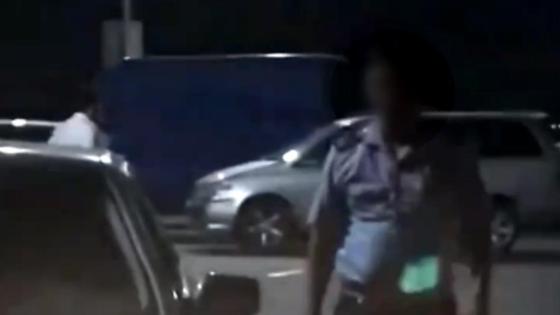 Полицейский идет в сторону камеры Полицейский идет в сторону камеры