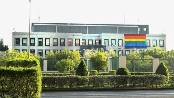 Флаг ЛГБТ на здании посольства США в Нур-Султане Флаг ЛГБТ на здании посольства США в Нур-Султане