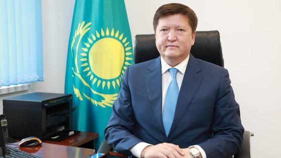 Асхан Байдуалиев за рабочим столом Асхан Байдуалиев за рабочим столом