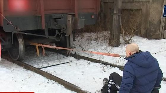 Ер адам 26 тонналық вагонды тісімен сүйреді Ер адам 26 тонналық вагонды тісімен сүйреді