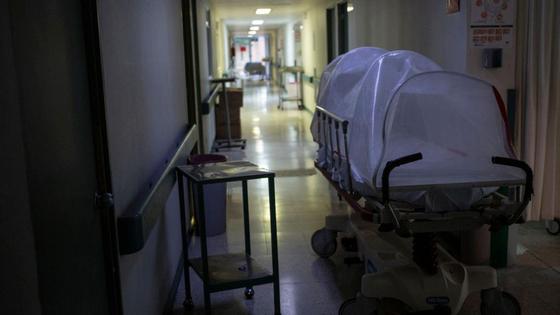 Капсула для изоляции больного стоит в коридоре больницы Капсула для изоляции больного стоит в коридоре больницы