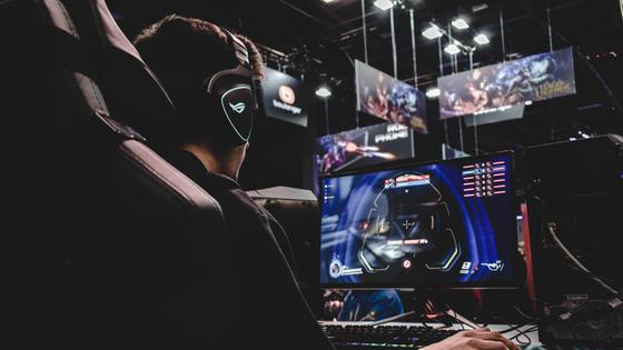 геймер за компьютерной игрой геймер за компьютерной игрой
