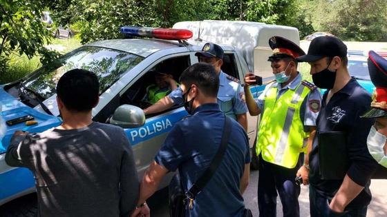 Люди столпились у полицейской машины Люди столпились у полицейской машины