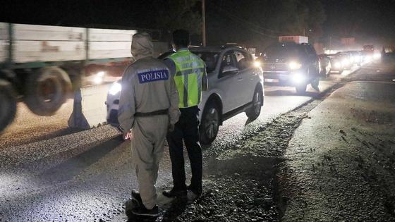 Полицейские стоят на дороге Полицейские стоят на дороге