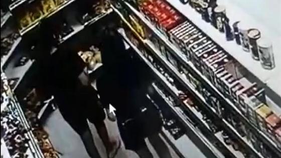 Подозреваемые студентки стоят у полок в продуктовом магазине Подозреваемые студентки стоят у полок в продуктовом магазине