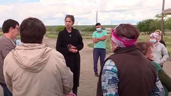 Жители села стоят на улице Жители села стоят на улице