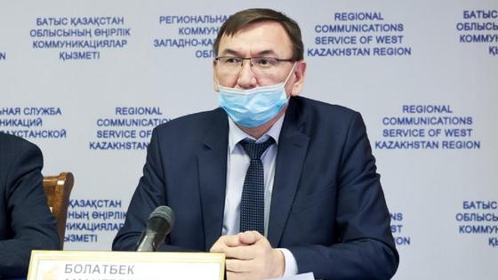 Болатбек Каюпов сидит за столом Болатбек Каюпов сидит за столом