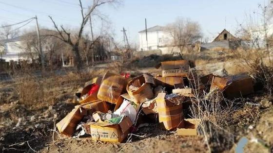 Мусор вывалила жительница Атырау Мусор вывалила жительница Атырау