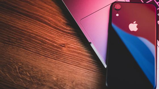 iPhone и MacBook лежат на столе iPhone и MacBook лежат на столе