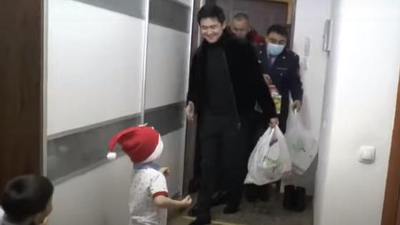 Төреғали полицейлермен бірге мүгедек қызды жаңа жылмен құттықтады Төреғали полицейлермен бірге мүгедек қызды жаңа жылмен құттықтады