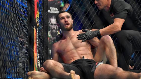 Сергей Морозов лежит на полу октагона Сергей Морозов лежит на полу октагона