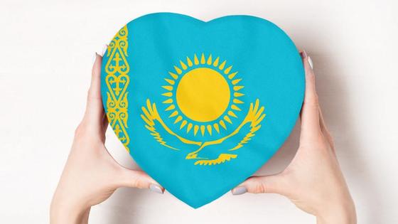 Флаг Казахстана в форме сердца в руках девушки Флаг Казахстана в форме сердца в руках девушки