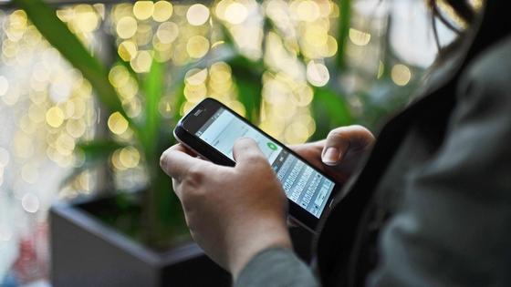 девушка переписывается в телефоне девушка переписывается в телефоне