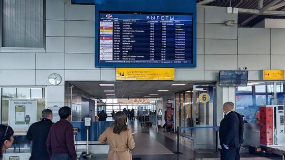 Пассажиры ходят по аэропорту Пассажиры ходят по аэропорту
