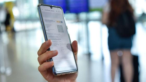 Девушка держит в руке смартфон Девушка держит в руке смартфон