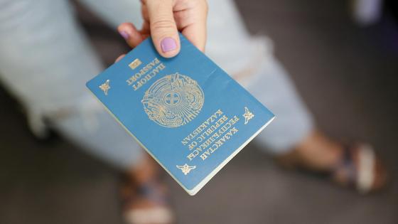 Женщина держит паспорт Женщина держит паспорт