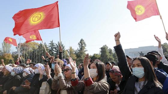 Президент отставкаға кеткен соң, Қырғызстан азаматтық соғысқа бір табан жақындай түсті, дейді сарапшы Президент отставкаға кеткен соң, Қырғызстан азаматтық соғысқа бір табан жақындай түсті, дейді сарапшы