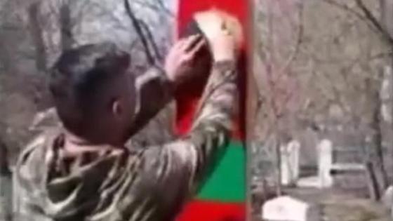 мужчина срывает герб мужчина срывает герб
