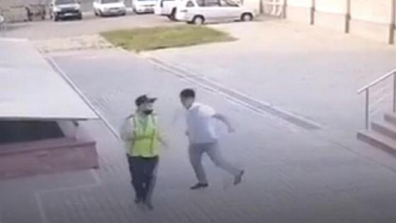 Мужчина наносит удар полицейскому Мужчина наносит удар полицейскому